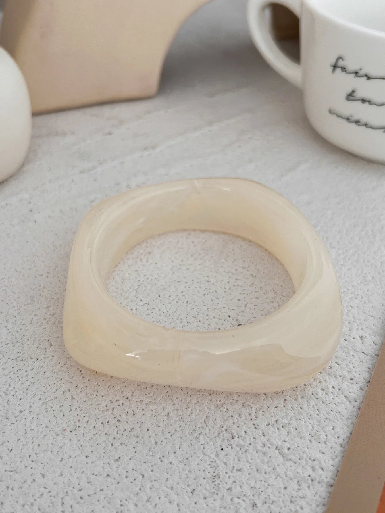 Bracelet Large en Résine – Style Géométrique