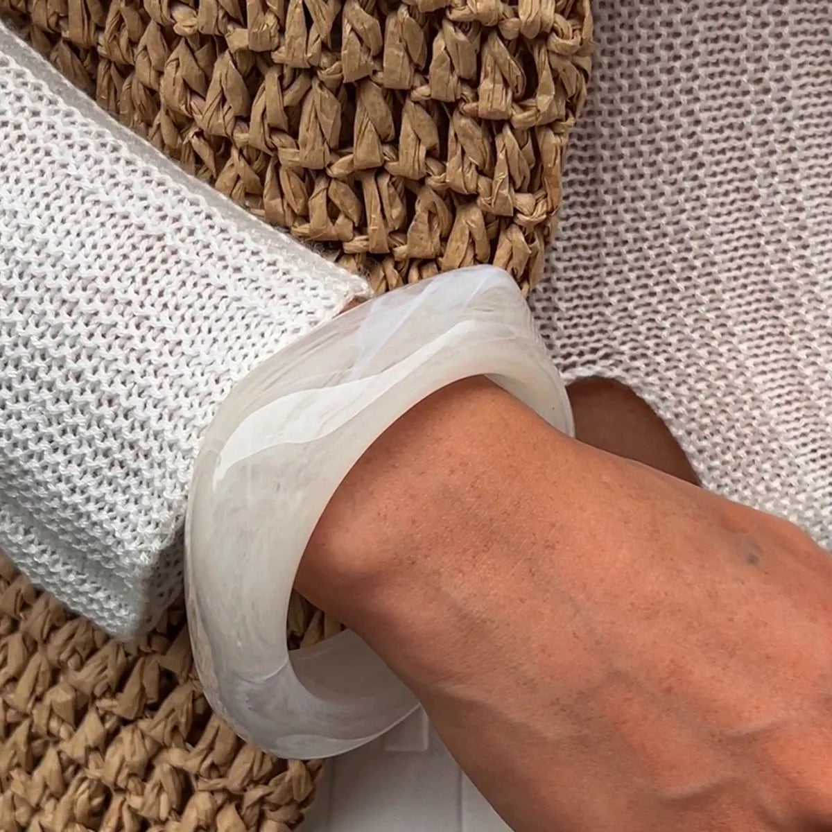 Bracelet Large en Résine – Style Géométrique
